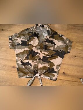 Madewell Camo Button-Down Tie-Front Shirt in Green & Tan